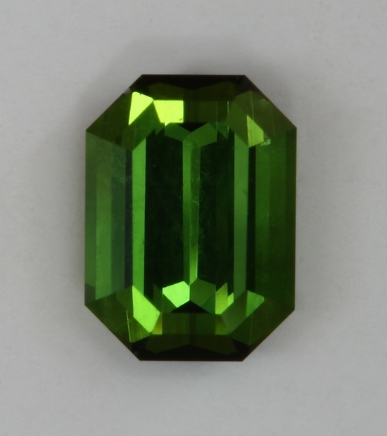 Semi closed ends and medium tone level makes a flashy green emerald cut  #425