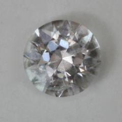 Clean and white Achroite round