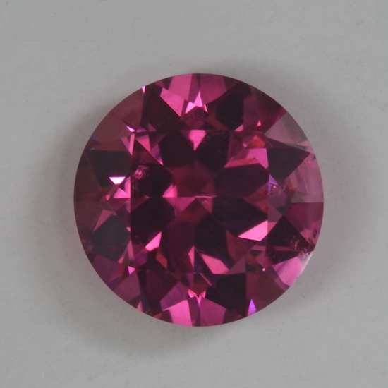 Two tiny inclusion for a medium light pink round.